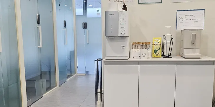 정수기와 커피 용품이 놓인 탕비실