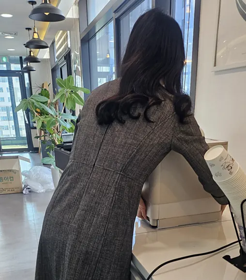 대표가 라운지에 새 커피머신을 설치하는 모습